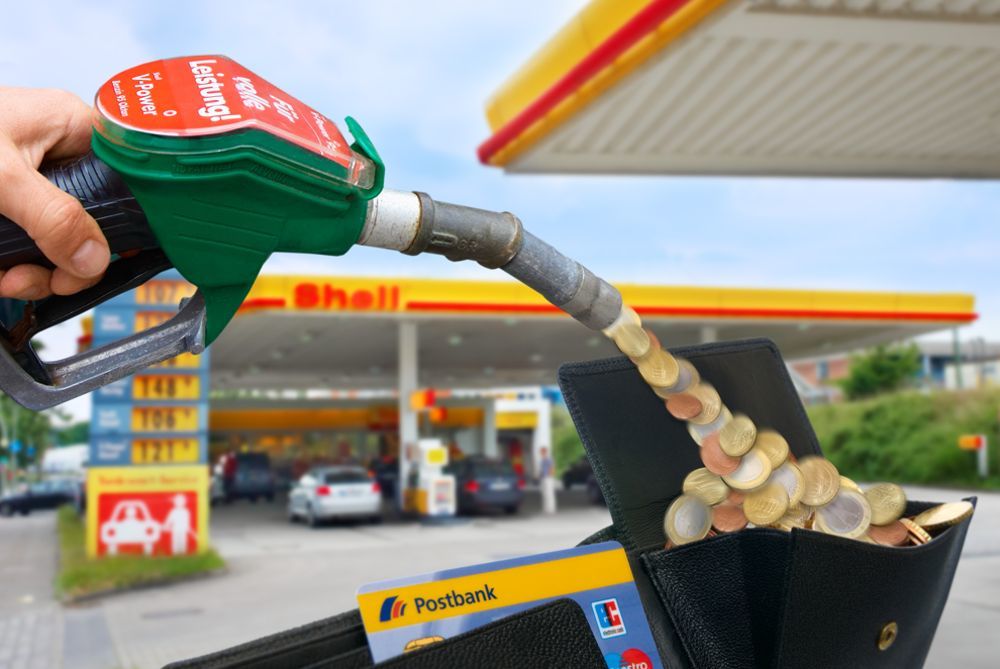 Achtung Fotomontage: Geld gibt's bei Shell nur an der Kasse!