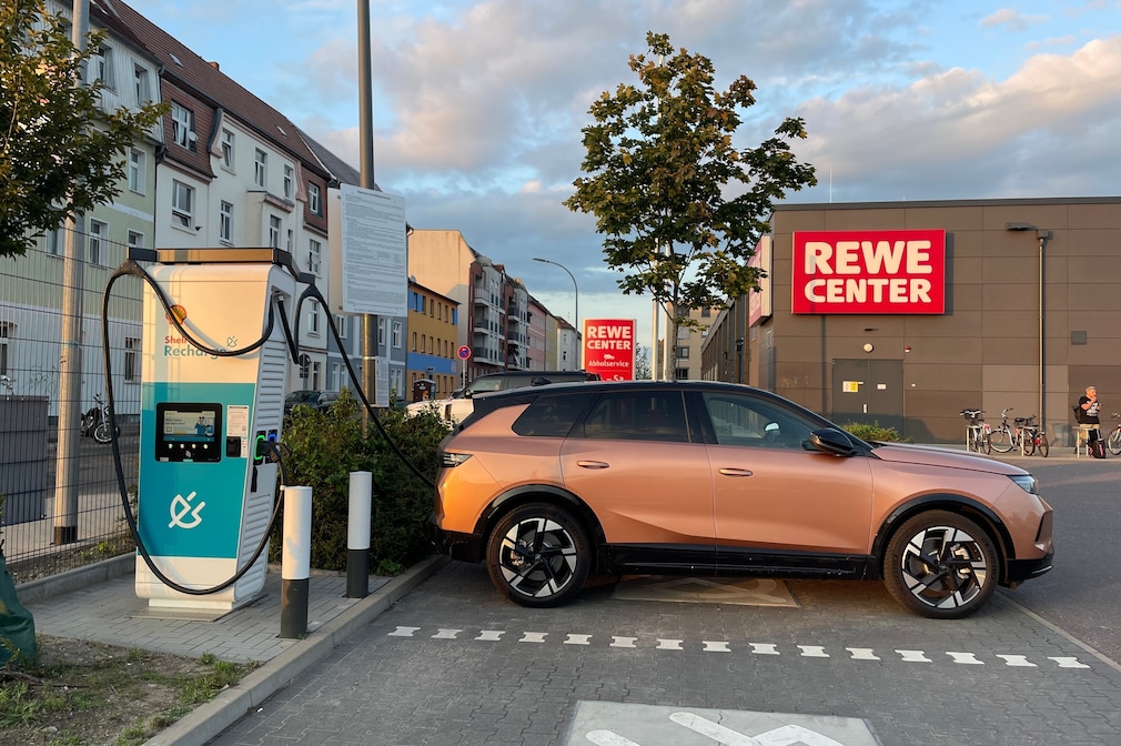 30. Juli 2025: Beim Einkaufen laden, das geht bei vielen Supermärkten – wie hier bei REWE