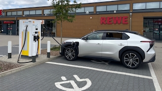 Die Supermarktkette Rewe kooperiert mit verschiedenen Ladepunktbetreibern