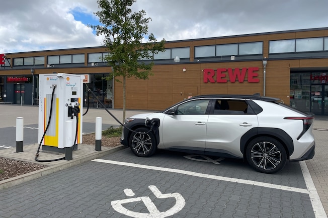 Die Supermarktkette Rewe kooperiert mit verschiedenen Ladepunktbetreibern