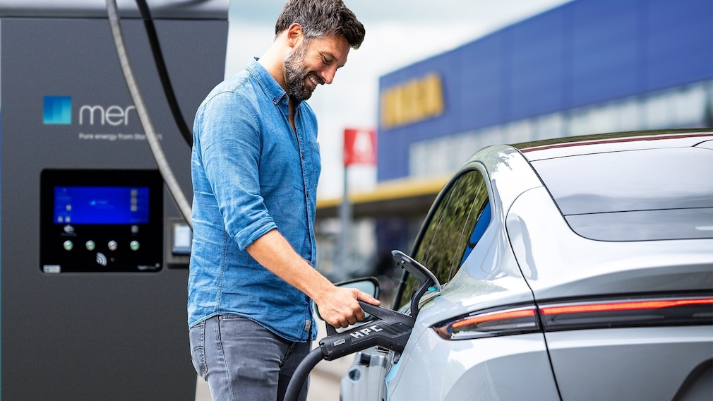 EAuto Was kostet das Laden am Supermarkt oder Möbelhaus? AUTO BILD