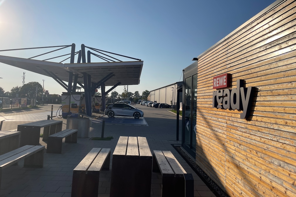 Laden an Supermärkten: Rewe Ready Minimarkt