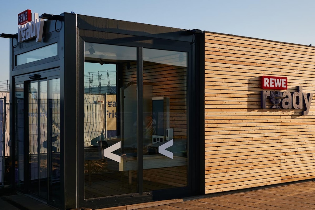 Mini-Markt in einem Ladesäulenpark an der A7