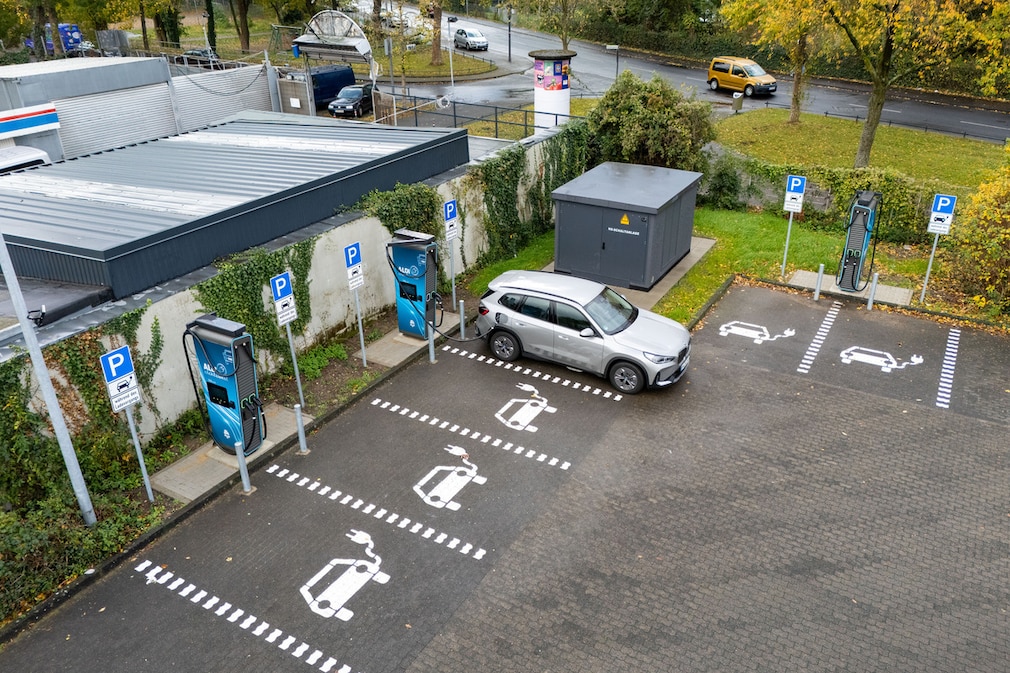 Oktober 2025: ALDI SÜD richtet E-Ladehubs an Märkten mit besonders hoher Nachfrage für bis zu sechs Elektroautos ein