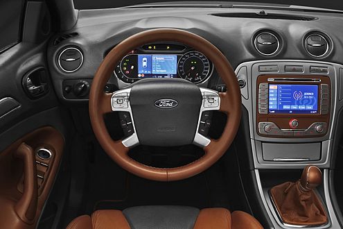 Neu: ein großes Farbdisplay zwischen den beiden Rundinstrumenten.