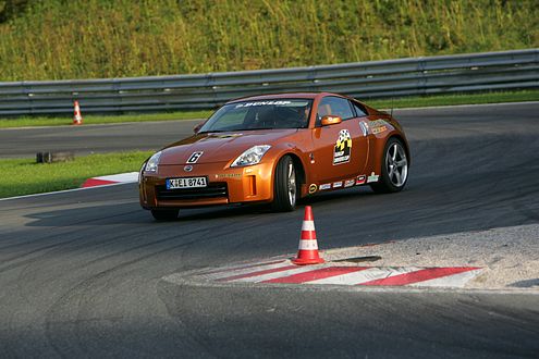 Dynamisch: Mit dem 350Z quer durch die Kurve  wenn man es kann.