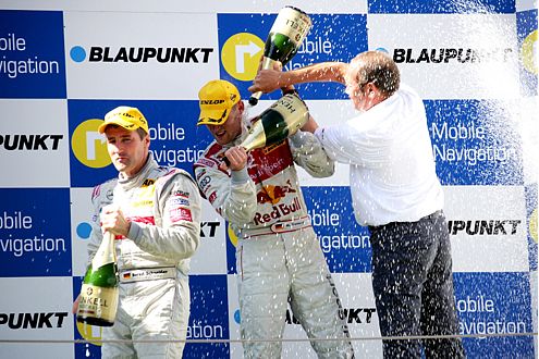 Zwei Sieger: Martin Tomczyk wurde in Barcelona Erster, Bernd Schneider (links) steuert auf den Gesamtsieg zu.