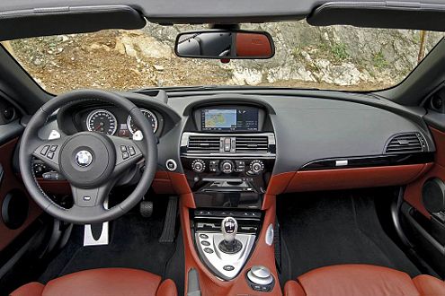 Blick ins Cockpit: Die M-Taste macht aus dem Cabrio einen Rennwagen.
