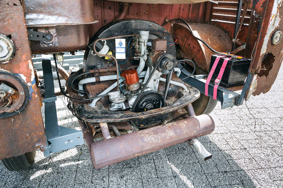 Stoßstange als Pinwand: Bildschirm für Botschaften des Fahrers.