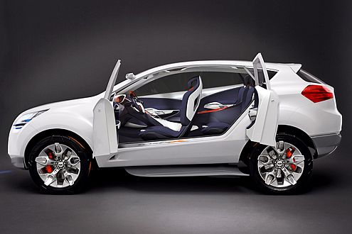 Einstiegshilfe: Beim Anhalten klappen seitliche Schwellerblenden aus.