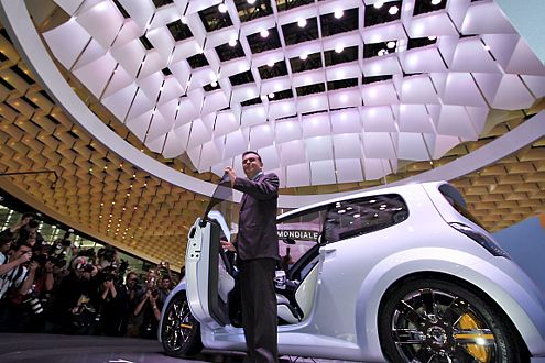 Im Rampenlicht: Renault-/Nissan-Chef Carlos Ghosn mit dem neuen Twingo concept.