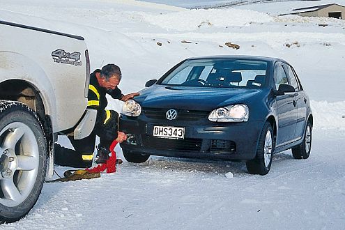 Fall für den Abschlepper: Mit Sommerreifen hatte der Golf schon an leichten Steigungen große Probleme.