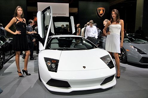Klamotten und Styling von Versace: Der Altmeister designt 20 Lambos.