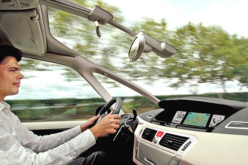 Sakrale Ruhe: Der Fahrtwind säuselt nur sanft um die großen Glasflächen.