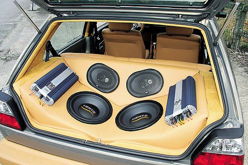 Der Heckausbau des Golf: Subwoofer und Endstufen sind in weiches Leder gebettet.