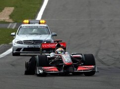 Lewis Hamilton humpelte mit kaputtem Reifen zurück an die Box