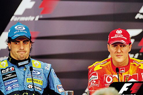 Dicke Backen: Alonso hat mit Schumacher so seine Problemchen.