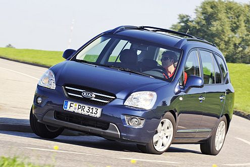 Wackel-Kandidat: Der Carens ist sicher, kippt aber unangenehm zur Seite.