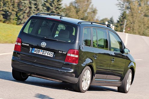 Der straffe Touran vermittelt Sicherheit. Auf Kosten des Komforts.