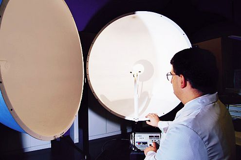 In der Ulbrich-Kugel wird der Lichtstrom gemessen. Nennspannung beim Test sind zwölf Volt.