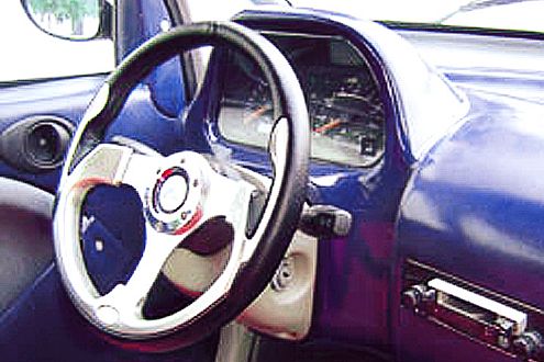 Im Innenraum unterscheidet sich das Plagiat deutlich vom Original: Billigere Optik ist kaum möglich.