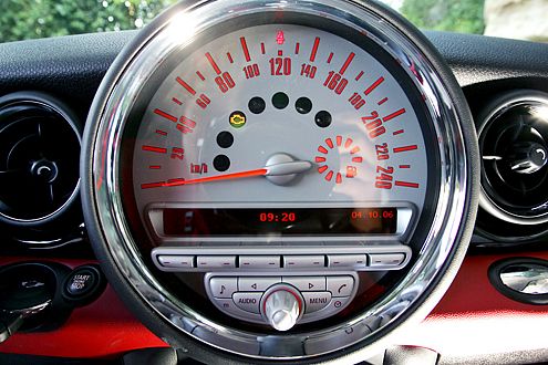 Präsent und unübersehbar: der tellergroße Mitteltacho.