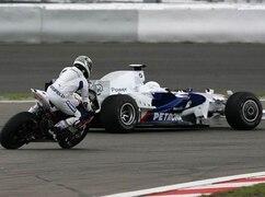Nick Heidfeld auf dem Superbike jagt Troy Corser im Formel-1-Boliden