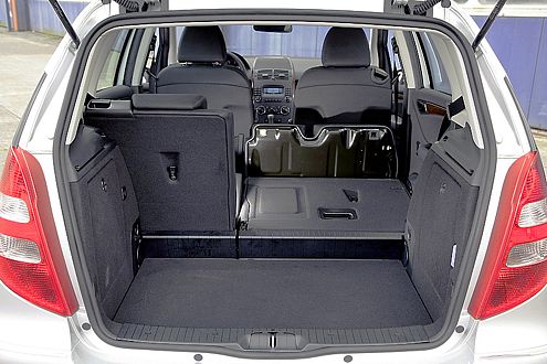 Lademeister Benz: Die A-Klasse räumt beim Platzangebot mächtig ab.