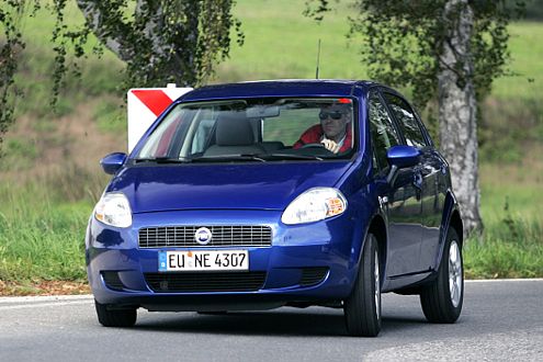 Fahrstabil meistert der Fiat auch schnell gefahrene Kurven.