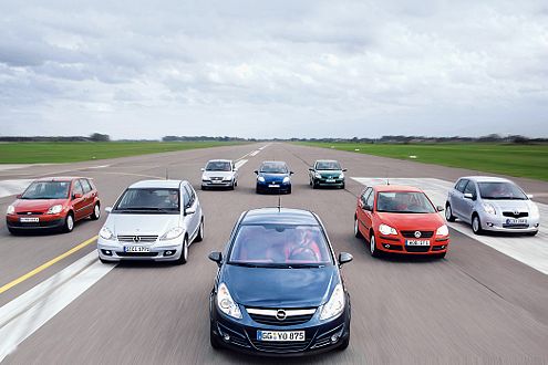 Der Rüsselsheimer führt hier die Mannschaft an. Der Chefsessel wird aber dem Yaris (rechts außen) zugeteilt. Der Japaner schnappt sich zudem den Titel des Preis-Leistungs-Siegers.