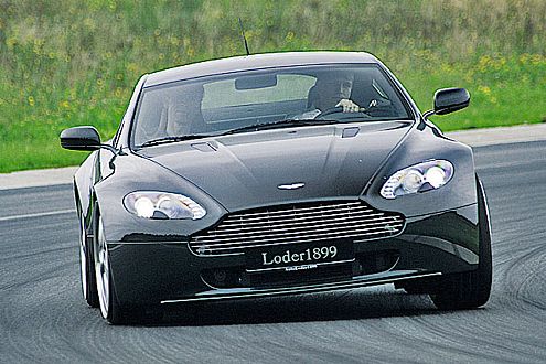 Nicht für deutsche Ohren gedacht: Der Aston Martin mit Export-Endrohren.