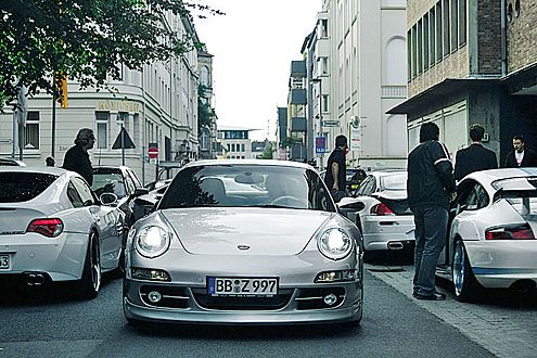 Die Abfahrt vom Hotel sorgte für Aufsehen  kein Wunder bei der Armada!