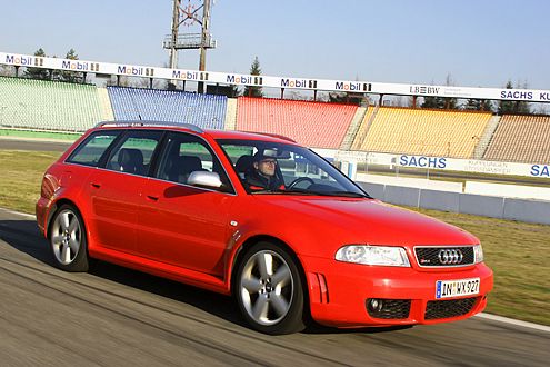 Sagenhafte Straßenlage: Schnelle Kurven sind das Metier des Über-Kombis RS4 aus dem Jahre 2000.