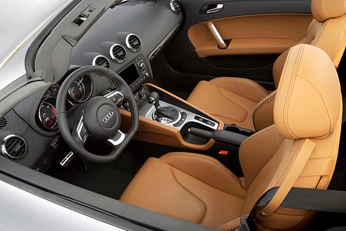 Keine Überraschung: Das Interieur der Roadsters gleicht dem des Coupés.