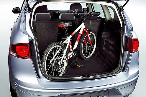Da geht was rein: Fahrräder reisen im Altea XL auch stehend mit.