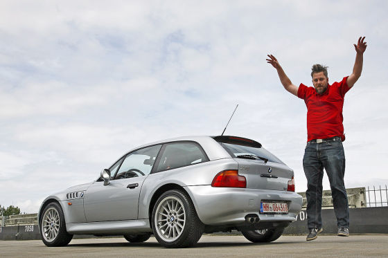 AUTO BILD-Redakteur Bendix Krohn am Steuer seines schicken BMW Z3.