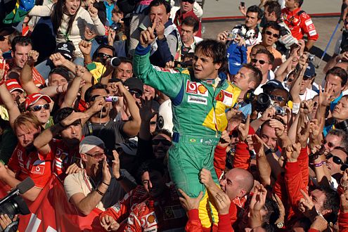 Brasiliens Held: Ferrari-Pilot Felippe Massa gewinnt beim Heim-GP, der Jubel kennt keine Grenzen.
