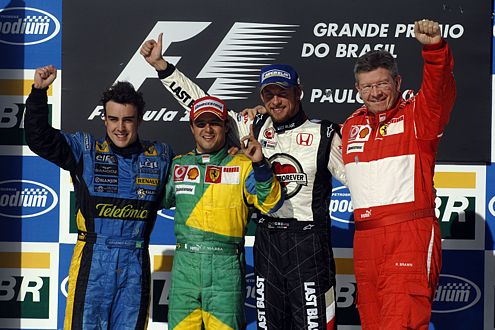 V.l.: Fernando Alonso (Platz 2), Felippe Massa (Platz 1), Jenson Button (Platz 3) und Ferrari-Genie Ross Brawn.