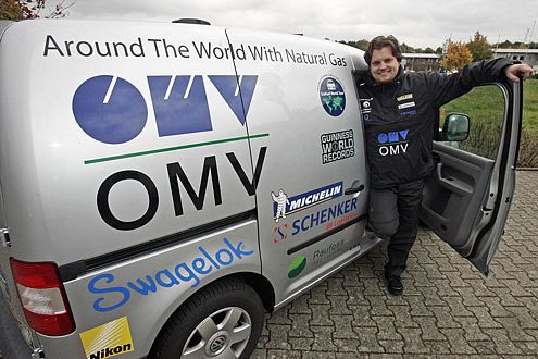 Ein Mann, viele sponsoren: Im Laderaum des Caddy gibt es insgesamt neun Zusatztanks.