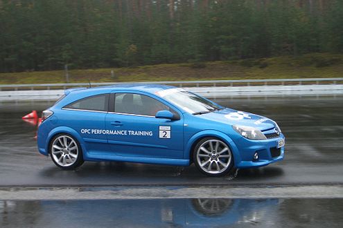 Nicht ganz einfach: Slalom im Astra OPC auf nasser Fahrbahn.