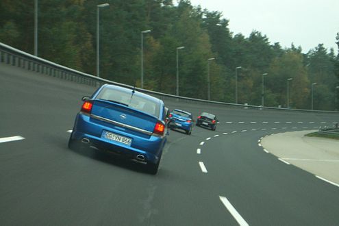 Atemberaubend: mit über 200 km/h durch die Steilkurve.