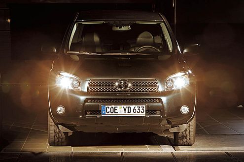Der Toyota RAV4 arbeitet mit der neuen H11-Lampe, gibt aber trotzdem nur eine finstere Vorstellung ab.