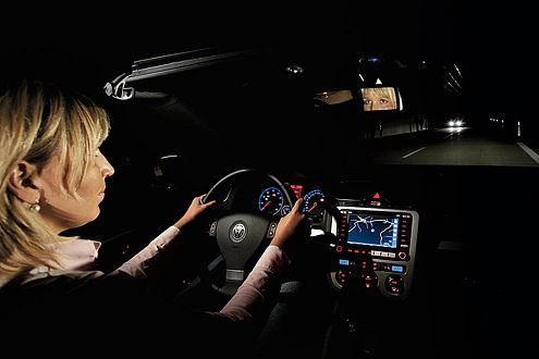 Hella betreibt in Lippstadt den größten Lichtkanal der Welt. AUTO BILD testete dort 22 neue Autos.