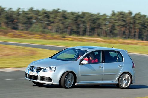 Knüppelhart gefedert: Das Fahrwerk des R32 ist super für den Rundkurs.