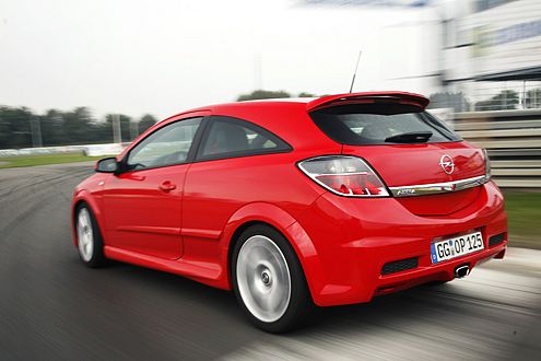 Schade: Eine synthetische Lenkung raubt im Astra OPC den Fahrspaß.