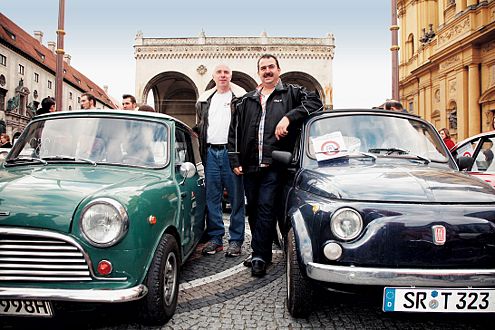 Vom Aussperren bedroht, da keine Kat-Nachrüstung möglich ist: 65er Morris Cooper und 72er Fiat 500.