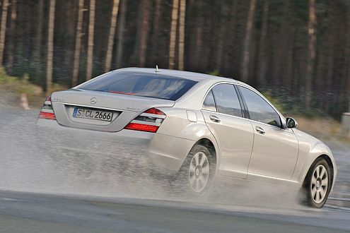 Fast wie auf einer normalen Straße: Mercedes S 500 auf bewässerter Piste.