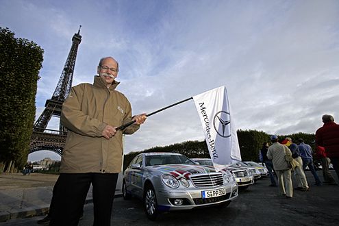 Zetsche beim Startschuss zur E-Class-Experience Paris-Peking.