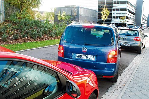 Kinderleicht: Einparken mit dem Park Assist des neuen VW Touran.