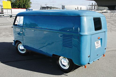 Ein echter Schatz: Der taubenblaue Prototyp von 1949 aus dem VW-Museum darf nur geschoben werden.